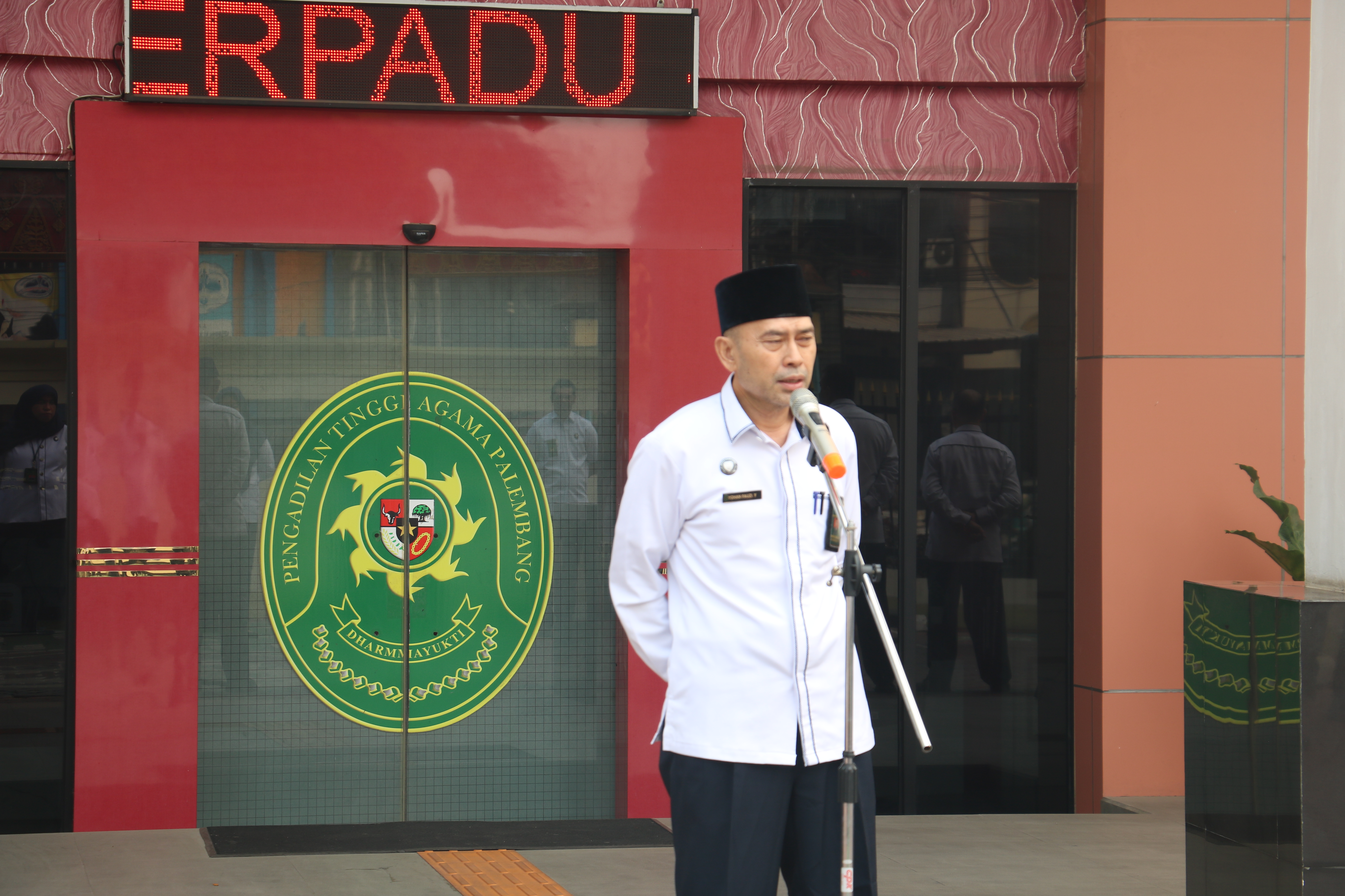 Sekretaris PTA Palembang Memberikan Arahan Apel Pagi